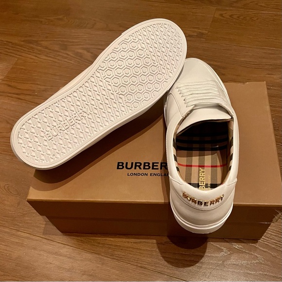 New in box Burberry white leather sneakers with gold tone logo and check lining - Picture 5 of 12